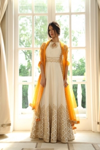 robe style caftan marocain blanche et orange mariage oriental