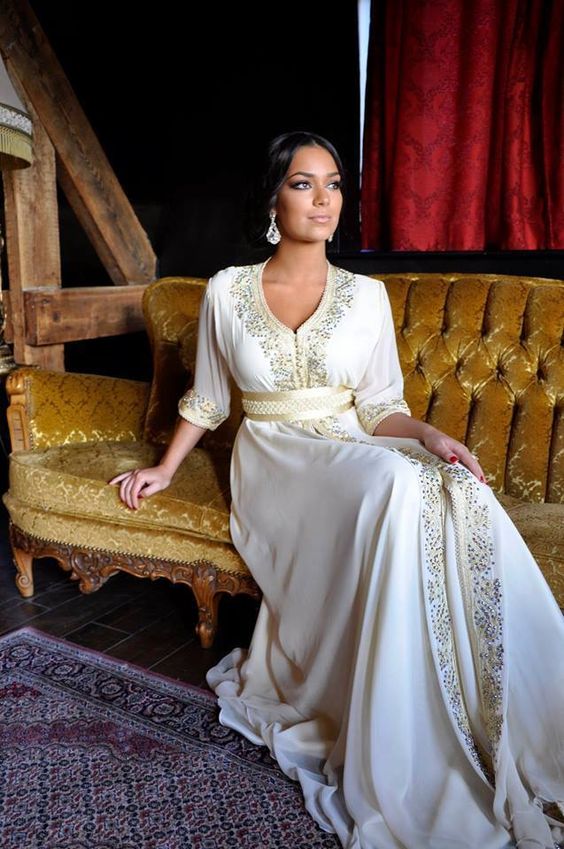 Robe longue orientale libanaise à louer sur paris. Magnifique robe blanche marocaine.
