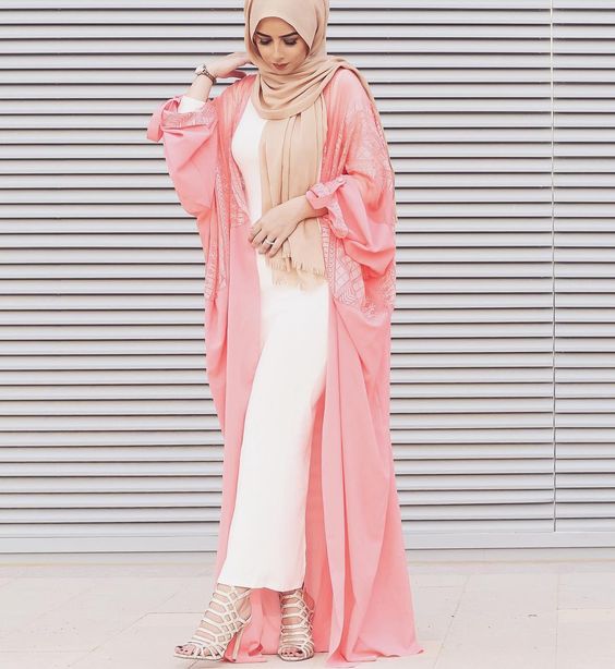 Robe dubai rose et blanche avec capuche. Louer et acheter une robe de soirée Dubai sur Paris.