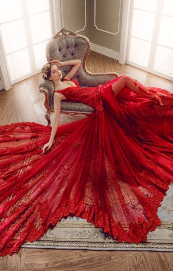Magnifique robe de soirée Dubai et libanaise. Robe de soirée, gala, mariage pas cher de qualité sur Paris, lille, marseille, lyon. Robe longue traine rouge transparente en dentelle. Broderie, mousseline, taffetas.