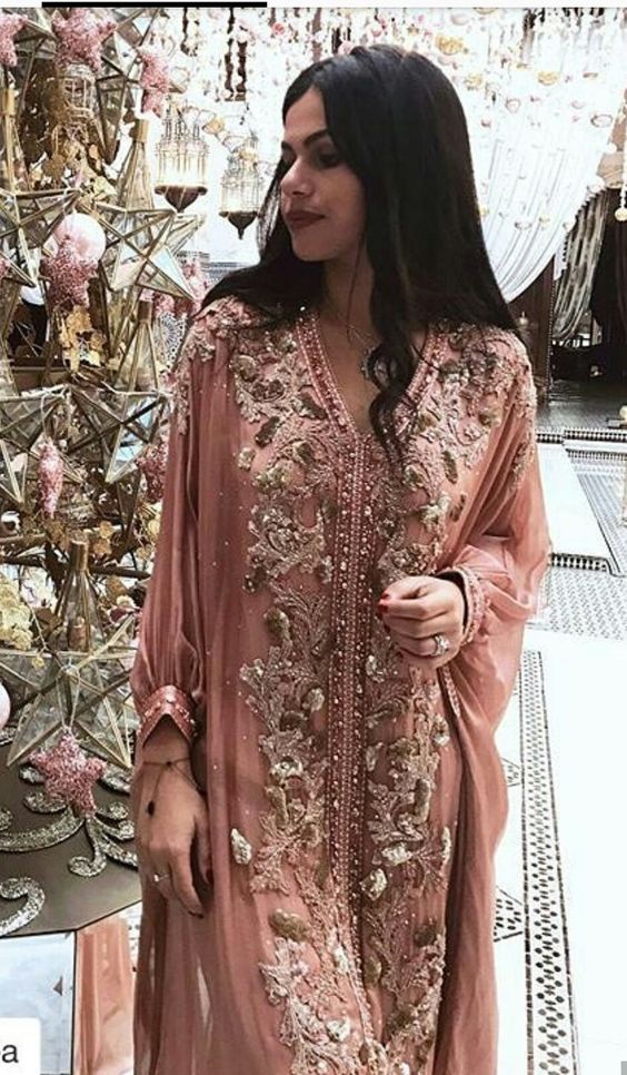 Robe caftan rose clair. La plus belle robe marocaine à louer pas cher.
